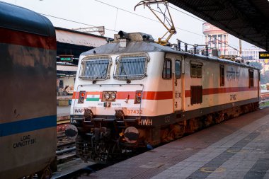 Bir lokomotif motorunun görüntüsü, Hint Demiryolu İstasyonu 'ndaki bir yolcu trenine bağlanmak için sulanıyor. Kolkata, Hindistan Şubat 2021