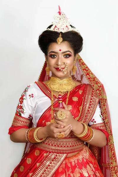 Superbe Mariée Indienne Vêtue Sari Banarasi Traditionnel Rouge Brodé Bijoux — Photo