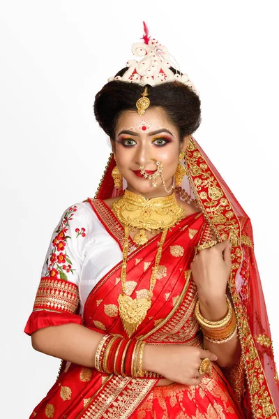 Prachtige Indiase Bruid Gekleed Rode Traditionele Banarasi Sari Geborduurd Met — Stockfoto