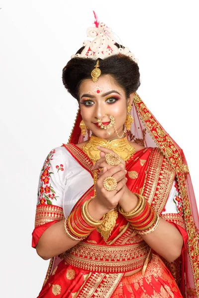 Prachtige Indiase Bruid Gekleed Rode Traditionele Banarasi Sari Geborduurd Met — Stockfoto