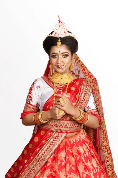 Вражаюча Індійська Наречена Одягнена Червону Традиційну Банарасі Сарі Вишиту Золотими — стокове фото