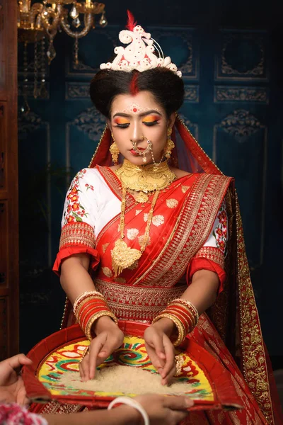 美丽的印度妇女头戴传统的印度萨里 头戴黄金首饰和手镯的画像 头上撒满了米粒 孟加拉族婚礼 — 图库照片