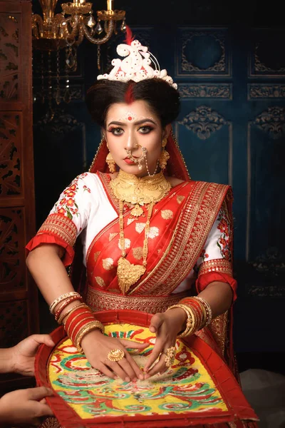 美丽的印度妇女头戴传统的印度萨里 头戴黄金首饰和手镯的画像 头上撒满了米粒 孟加拉族婚礼 — 图库照片