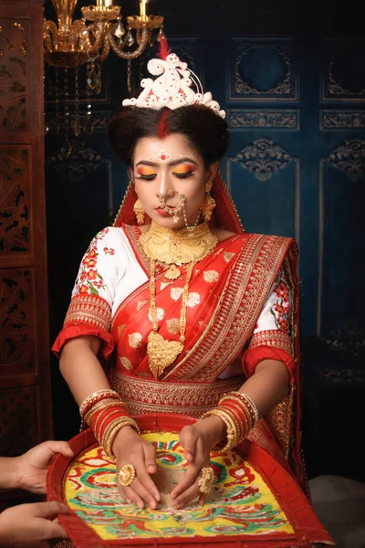 Πορτρέτο Της Όμορφης Ινδής Που Φοράει Παραδοσιακό Ινδικό Σάρι Χρυσά — Φωτογραφία Αρχείου