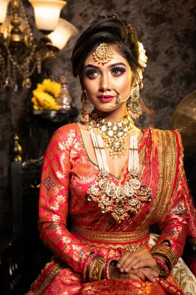 Superbe Mariée Indienne Costume Mariée Luxueux Avec Maquillage Bijoux Lourds — Photo