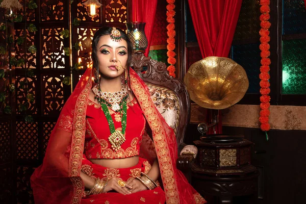 Υπέροχη Νεαρή Ινδή Νύφη Πολυτελές Φόρεμα Και Πολύτιμα Κοσμήματα Κάθεται — Φωτογραφία Αρχείου