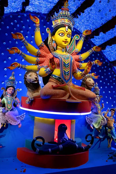 インドの西ベンガル州コルカタで開催された法会では ドゥルガ女神の偶像が飾られました ドゥルガ プラハはヒンズー教最大の宗教祭で 現在世界中で祝われています — ストック写真