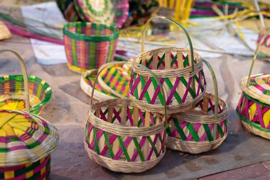 Bambu tarafından yapılan güzel el yapımı çiçek sepeti bulanık arka planda satılık bir dükkanda sergileniyor. Hint el işi.