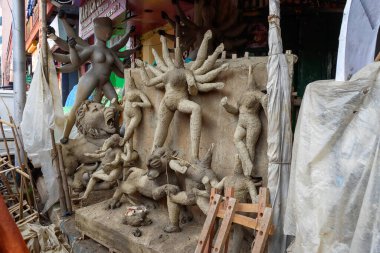 Durga Puja festivali için Kolkata 'da bir çömlekçinin stüdyosunda hazırlanıyor. Hinduizm 'in en büyük festivali, şimdi tüm dünyada kutlanıyor..