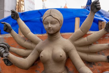 Durga Puja festivali için Kolkata 'da bir çömlekçinin stüdyosunda hazırlanıyor. Hinduizm 'in en büyük festivali, şimdi tüm dünyada kutlanıyor..