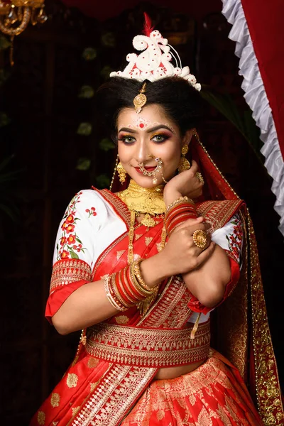 Prachtige Indiase Bruid Gekleed Hindoe Rood Traditionele Bruiloft Kleding Sari — Stockfoto
