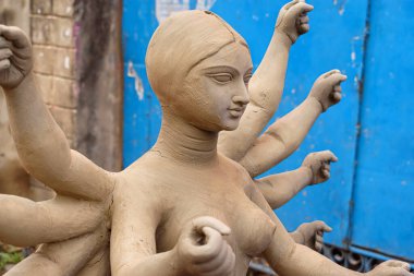 Tanrıça Devi Durga 'nın Clay putu, Kolkata' daki bir çömlekçi stüdyosunda yapılacak Durga Puja festivali için hazırlanıyor. Hinduizm 'in en büyük festivali, şimdi tüm dünyada kutlanıyor..