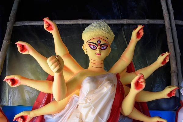 두르가 우상은 콜카타의 스튜디오에서 열리는 두르가푸자 축제를 준비하고 힌두교의 축제이며 — 스톡 사진