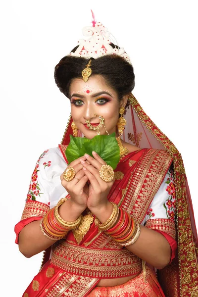 Вражаюча Індіанська Наречена Одягнена Червоне Традиційне Банарасі Сарі Вишите Золотими — стокове фото