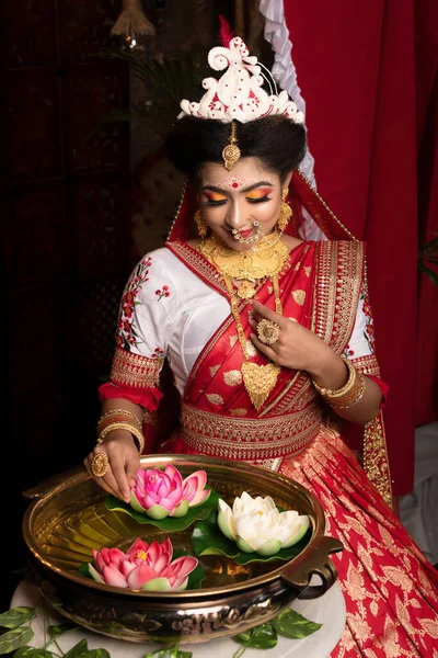 Портрет Дуже Красивої Індійської Нареченої Розкішному Весільному Костюмі Макіяжем Великими — стокове фото