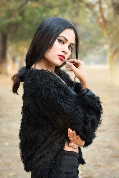 Портрет Красивой Молодой Привлекательной Брюнетки Индийской Женщины Черном Наряде Позирует — стоковое фото