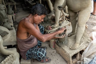 Kolkata 'nın çömlekçileri Tanrıça Devi Durga' nın putlarını hazırlıyor ve onları Durga Puja festivali için boyuyorlar, Hinduizm 'in en büyük dini festivali. Kolkata, Hindistan Ekim 2020.