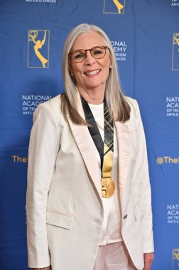 Pasadena, CA USA. 17 Ekim 2025. Jane Elliot 52. Geleneksel Gündüz Emmy Ödülleri 'nde