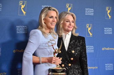 Pasadena, CA USA. 17 Ekim 2025. Deborah Norville, Deidre Hall 52. Geleneksel Gündüz Emmy Ödülleri 'nde