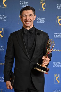 Pasadena, CA USA. 17 Ekim 2025. Paul Telfer 52. Geleneksel Gündüz Emmy Ödülleri 'nde