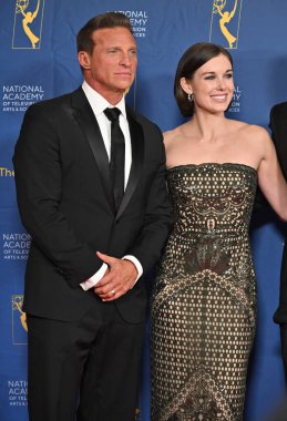 Pasadena, CA USA. 17 Ekim 2025. Steve Burton, Katelyn MacMullen 52. Geleneksel Gündüz Emmy Ödülleri 'nde