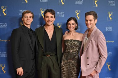 Pasadena, CA USA. 17 Ekim 2025. Giovanni Mazza, Rory Gibson, Katelyn MacMullen, Van Hansis 52. Geleneksel Gündüz Emmy Ödülleri 'nde