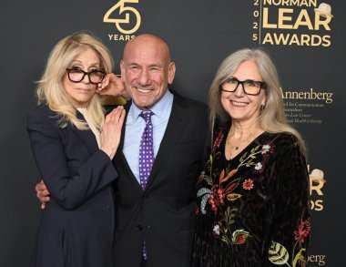 Beverly Hills, CA USA. 27 Ekim 2025. Judith Light, Marty Kaplan, Kate Folb 2025 Norman Lear Ödülleri 'nde