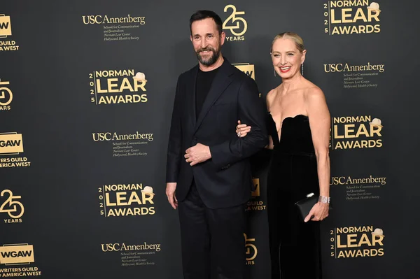 Beverly Hills, CA USA. 27 Ekim 2025. Noah Wyle, Katherine LaNasa 2025 Norman Lear Ödülleri 'nde.