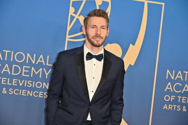Pasadena, CA USA. 17 Ekim 2025. Scott Clifton 52. Geleneksel Gündüz Emmy Ödülleri 'nde