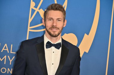 Pasadena, CA USA. 17 Ekim 2025. Scott Clifton 52. Geleneksel Gündüz Emmy Ödülleri 'nde