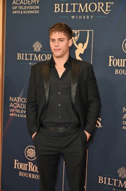 Pasadena, CA USA. 17 Ekim 2025. Ekip Morrow 52. Geleneksel Gündüz Emmy Ödülleri 'nde