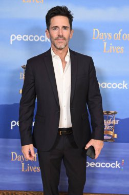 Kuzey Hollywood, CA USA. 8 Kasım 2025. Brandon Beemer, Elia Cantu Hayatımızın Günleri 'nde 60. yıldönümünü kutluyor.