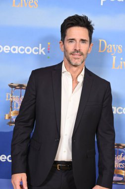 Kuzey Hollywood, CA USA. 8 Kasım 2025. Brandon Beemer, Elia Cantu Hayatımızın Günleri 'nde 60. yıldönümünü kutluyor.