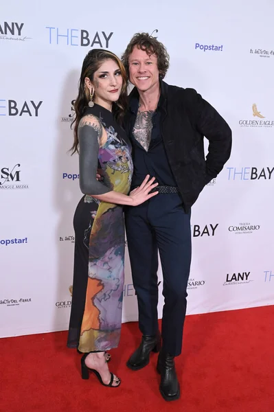 Burbank, CA USA. 10 Aralık 2025. Sprite Taylor ve Guy Wilson, The Bay 10. Sezon Prömiyer Gösterimi