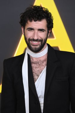 Hollywood, CA USA. 28 Ekim 2025. HBO LA Premiere Organizasyonu 'ndan Jordan Firstman. Fotoğraf: Michael Mattes