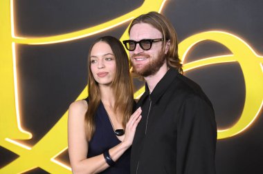 Hollywood, CA USA. 28 Ekim 2025. Claudia Sulewski, Finneas O Connell HBO LA Premiere Organizasyonu 'nda. Fotoğraf: Michael Mattes