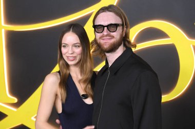 Hollywood, CA USA. 28 Ekim 2025. Claudia Sulewski, Finneas O Connell HBO LA Premiere Organizasyonu 'nda. Fotoğraf: Michael Mattes