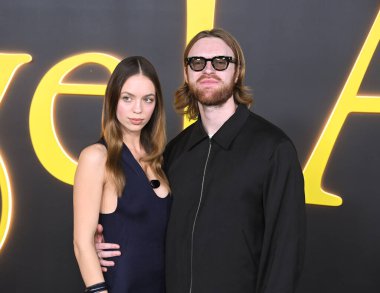 Hollywood, CA USA. 28 Ekim 2025. Claudia Sulewski, Finneas O Connell HBO LA Premiere Organizasyonu 'nda. Fotoğraf: Michael Mattes