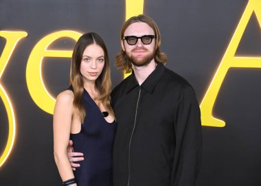 Hollywood, CA USA. 28 Ekim 2025. Claudia Sulewski, Finneas O Connell HBO LA Premiere Organizasyonu 'nda. Fotoğraf: Michael Mattes