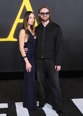 Hollywood, CA USA. 28 Ekim 2025. Claudia Sulewski, Finneas O Connell HBO LA Premiere Organizasyonu 'nda. Fotoğraf: Michael Mattes