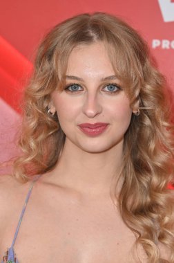 Batı Hollywood, CA USA. 5 Şubat 2026. Tubis Öpüşme 'nin Los Angeles galasında Hayley Festeryga işin kolay kısmı.