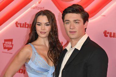 Batı Hollywood, CA USA. 5 Şubat 2026. Paris Berelc ve Asher Angel, Los Angeles 'taki Tubis Öpücüğü' nün galasında