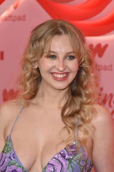 Batı Hollywood, CA USA. 5 Şubat 2026. Tubis Öpüşme 'nin Los Angeles galasında Hayley Festeryga işin kolay kısmı.