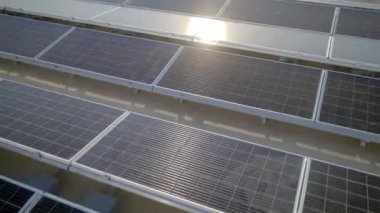 Elektrik üreten fabrikanın çatısındaki güneş panellerinin insansız hava aracı görüntüsü. Yeşil enerji