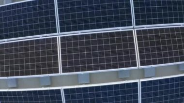 Elektrik üreten fabrikanın çatısındaki güneş panellerinin insansız hava aracı görüntüsü. Yeşil enerji