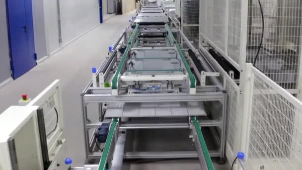 Solpanelen Rör Sig Ett Transportband Robotfabriken Modern Anläggning För Produktion — Stockvideo