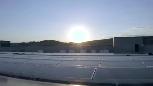 Vista Drones Paneles Solares Techo Fábrica Que Generan Electricidad Energía — Vídeos de Stock