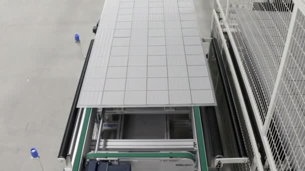 在机器人工厂 太阳能电池板在传送带上移动 生产生态太阳能电池的现代植物 室内自动化工厂 — 图库视频影像