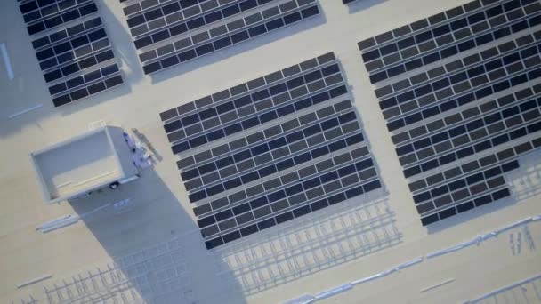 在发电厂的屋顶上俯瞰太阳能电池板 绿色能源 — 图库视频影像