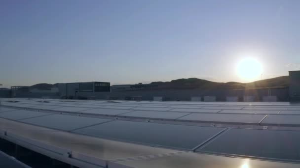 Drohnenblick Auf Sonnenkollektoren Auf Dem Dach Der Fabrik Die Strom — Stockvideo